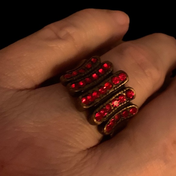 Vintage Ruby Red Jeweled Antiqued Brass Tone Adjustable Costume Ring Jewelry - Picture 2 of 6